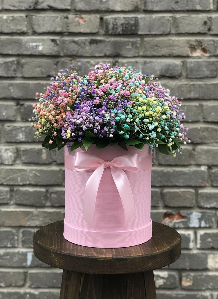 Цветочная композиция из Гипсофила и Розы в шляпной коробке в Советской Ставропольского края