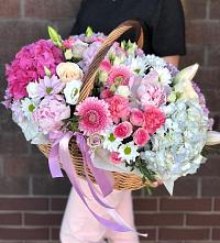 Цветочная композиция из Розы, Хризантемы, Пионы и Лизиантусы в корзине в Советской Ставропольского края