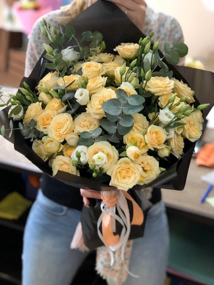 Букет цветов из: Розы и Лизиантусы в Советской Ставропольского края