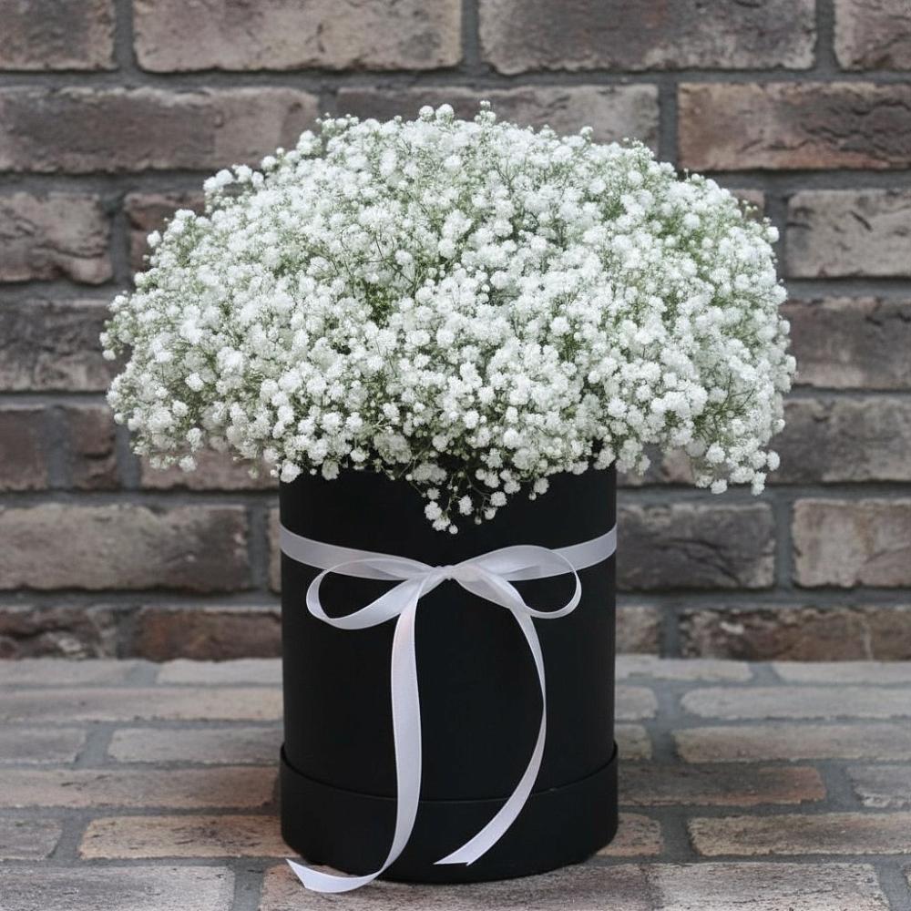 Цветочная композиция из Гипсофила в шляпной коробке в Советской Ставропольского края