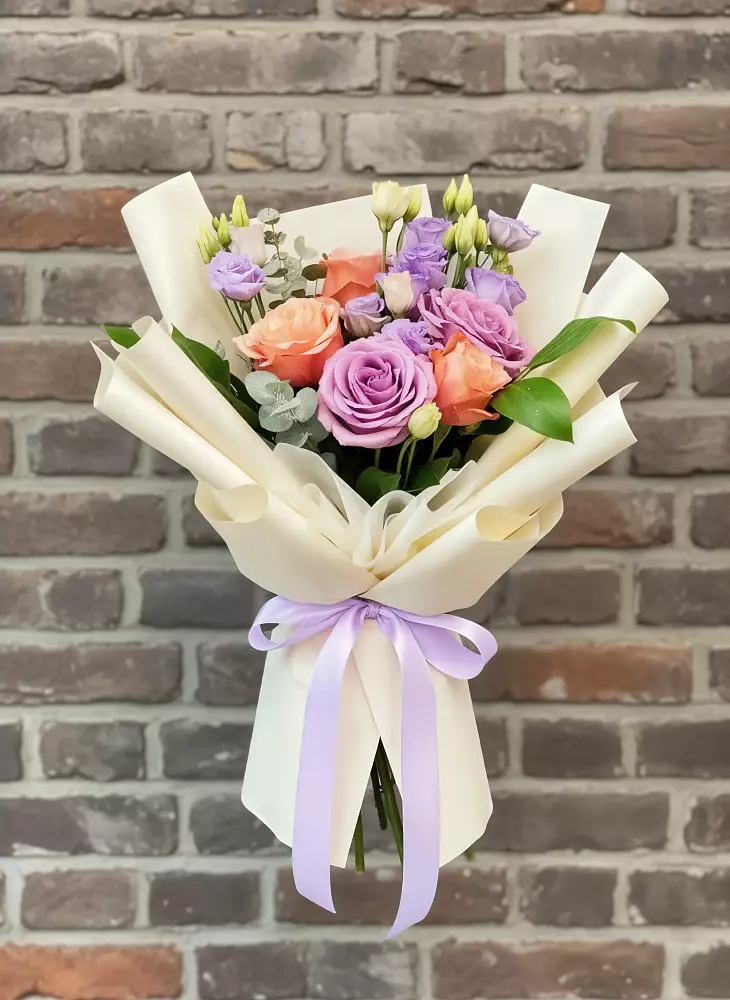 Букет цветов из: Лизиантусы и Розы в Советской Ставропольского края