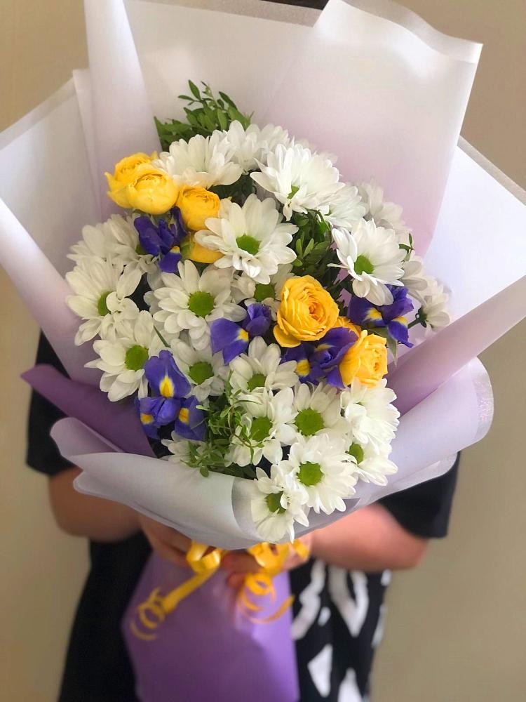 Букет цветов из: Ирисы, Хризантемы и Розы в Советской Ставропольского края