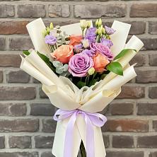 Букет цветов из:  Лизиантусы и Розы в Советской Ставропольского края