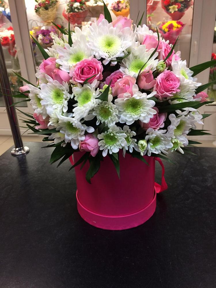 Цветочная композиция из Розы и Хризантемы в шляпной коробке в Советской Ставропольского края