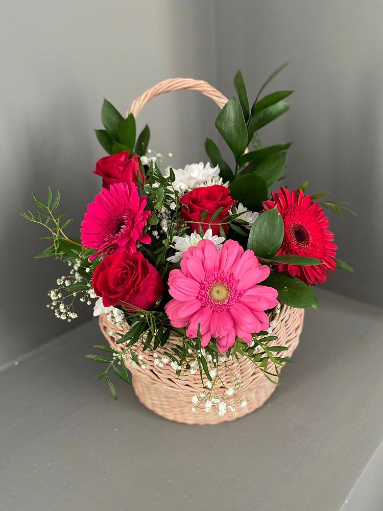 Цветочная композиция из Розы, Хризантемы и Герберы в корзине в Советской Ставропольского края