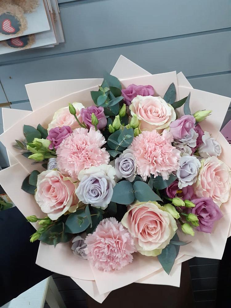 Букет цветов из: Розы, Гвоздики и Лизиантусы в Советской Ставропольского края