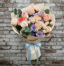 Букет цветов из:  Розы, Лизиантусы и Гвоздики в Советской Ставропольского края